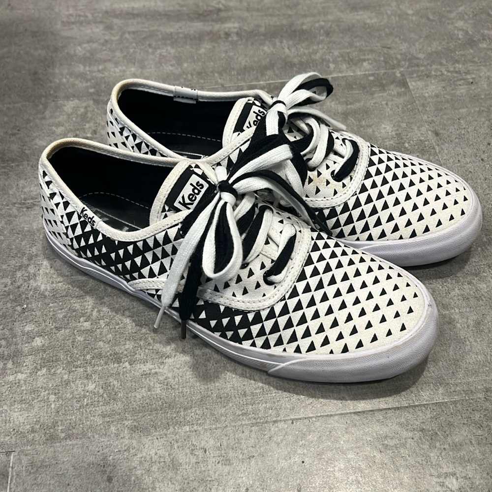 Keds • Triumph Triangle in White Sneakers Size 9
